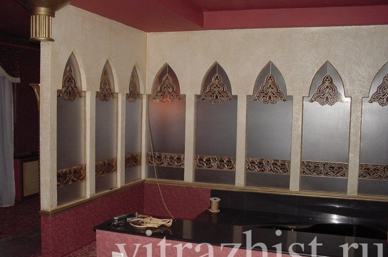 Витражи в отеле Suleiman Palace Hotel